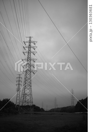 鉄塔風景2　モノクロ写真　心象風景 130363681