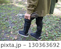 キャンプ場でペグを持っている子供 130363692