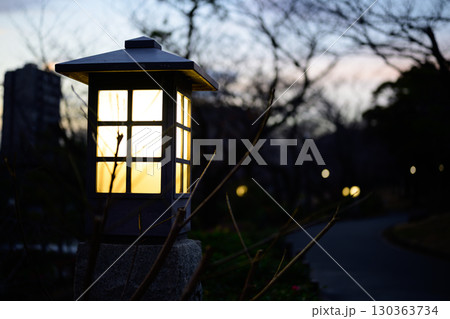 夜の公園の和風の街灯 夜の公園の和風の街灯 130363734