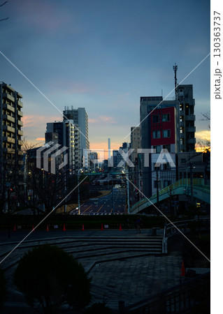 高台の公園からの夕方の風景 130363737