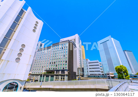 日本の横浜都市景観8月30日。桜木町駅　新南口やランドマークタワー、Hメッツ、横浜市役所、電車など… 130364117