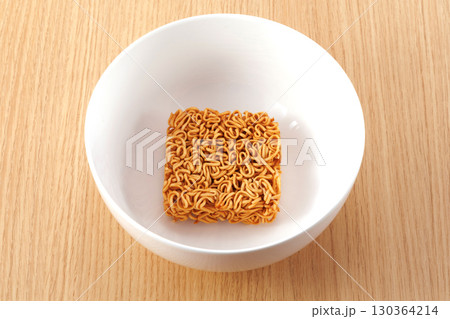 インスタントラーメン 130364214