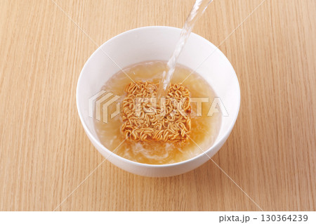 インスタントラーメン 130364239