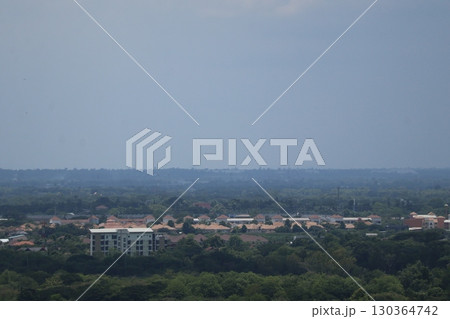 緑の森と建物のある町と空の見えるタイコラートの風景 緑の森と建物のある町と空の見えるタイコラートの風景 130364742