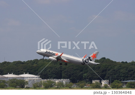 離陸する旅客機、上昇する旅客機　LCC 130364848