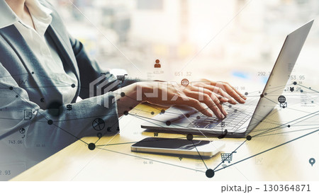 ノートパソコンを使う女性と通信ネットワークのコンセプト 130364871