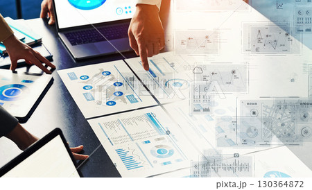 オフィスで会議するビジネスパーソンのグループとデジタルテクノロジーのコンセプト 130364872