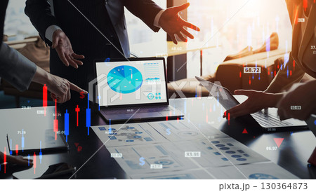 オフィスで会議するビジネスパーソンのグループと金融テクノロジーのコンセプト オフィスで会議するビジネスパーソンのグループと金融テクノロジーのコンセプト 130364873