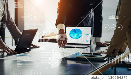 オフィスで会議するビジネスパーソンのグループと統計データのコンセプト 130364875