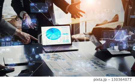 オフィスで会議するビジネスパーソンのグループとデジタルテクノロジーのコンセプト 130364877