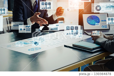 オフィスで会議するビジネスパーソンのグループとビジネスデータのコンセプト 130364878