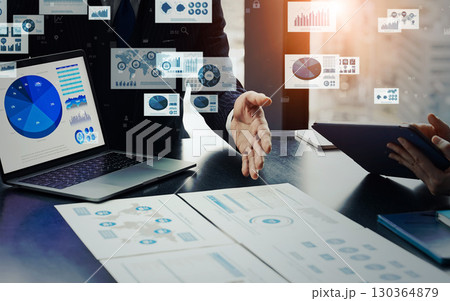 オフィスで会議するビジネスパーソンのグループとビジネスデータのコンセプト 130364879