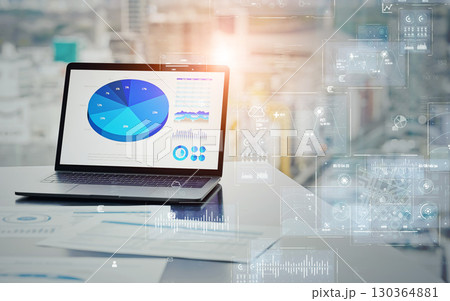 オフィスに置かれたノートパソコンとデジタルテクノロジーのコンセプト 130364881