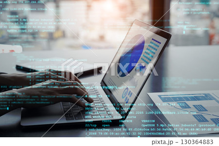 ノートパソコンを使う女性とコーディングのコンセプト 130364883