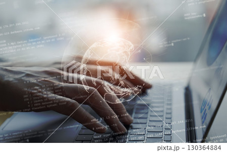 ノートパソコンを使う女性とグローバルネットワークのコンセプト 130364884