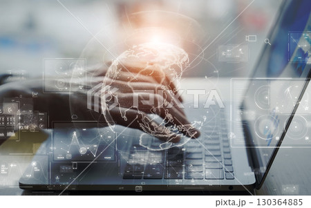 ノートパソコンを使う女性とグローバルネットワークのコンセプト 130364885