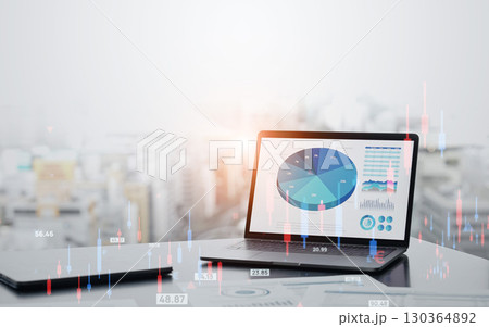 オフィスに置かれたノートパソコンと金融テクノロジーのコンセプト 130364892