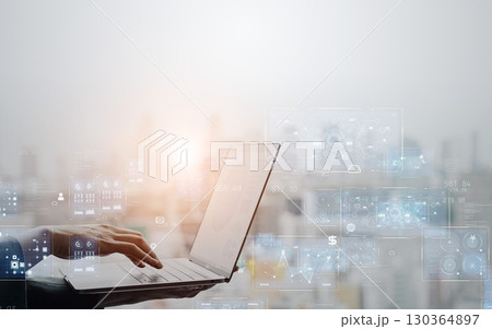 ノートパソコンを使う女性とデジタルテクノロジーのコンセプト ノートパソコンを使う女性とデジタルテクノロジーのコンセプト 130364897