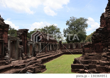 青空と雲と緑の木と緑地と遺跡のあるタイのピマーイ歴史公園の風景 130364951