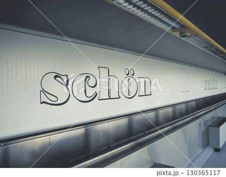 ローマ市内 地下道の動く歩道 130365117