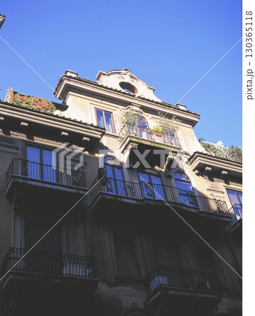 ローマ市内の古い建物 青空とアパートの窓とバルコニー 130365118