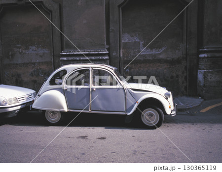 ローマ市内の古い町並み 駐車中の懐かしい白い車 130365119