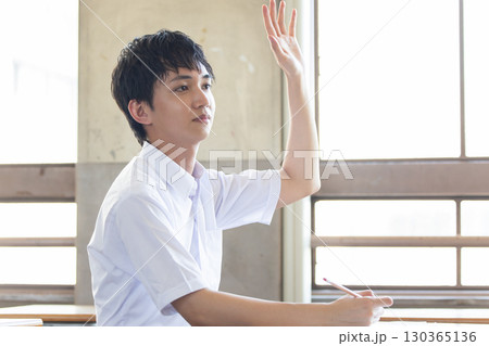 勉強する男子高校生 130365136