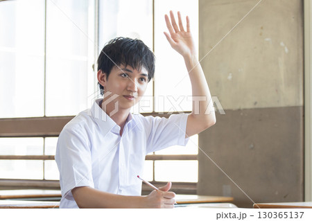 勉強する男子高校生 130365137