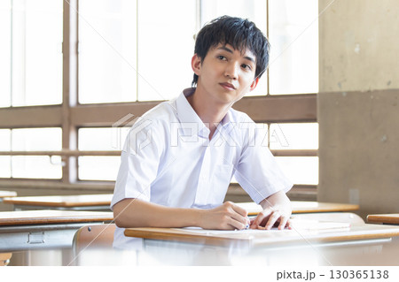 勉強する男子高校生 130365138