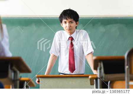 教壇に立つ男性 130365177