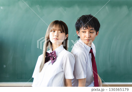 イヤホンで音楽を聴く男女 130365179