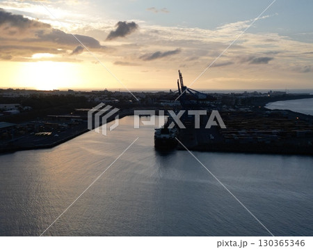 夕暮れのレユニオン島の港湾コンビナートの空撮 夕暮れのレユニオン島の港湾コンビナートの空撮 130365346