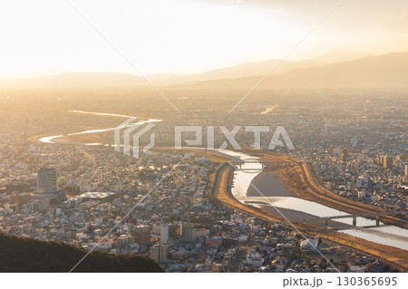 岐阜県岐阜市　夕暮れの金華山展望台からの眺望 130365695