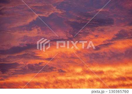 夏の夕焼け 夕暮れ 夏の空 空 9月 イメージ 130365760
