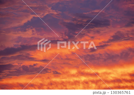 夏の夕焼け 夕暮れ 夏の空 空 9月 イメージ 130365761