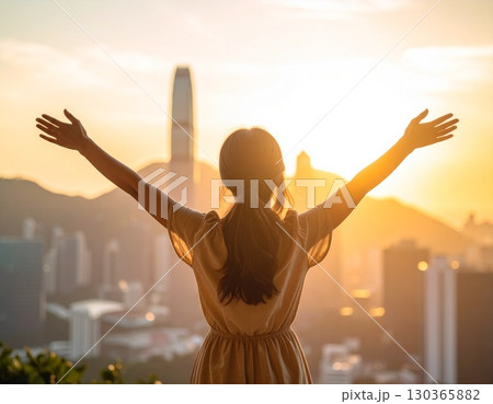 明るい未来に向かってポジティブに生きる女性30代の後ろ姿　目標達成　挑戦する女性 130365882
