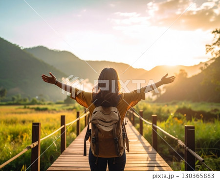 明るい未来に向かってポジティブに生きる女性30代の後ろ姿　目標達成　挑戦する女性 130365883