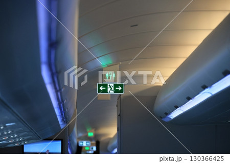 非常口 非常用出口 飛行機 130366425