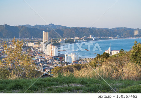 千葉　鴨川市街と横渚海岸（魚見塚展望台から） 130367462