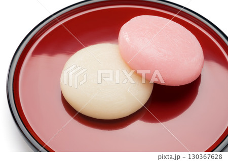 シンプルな紅白餅と和の器 130367628