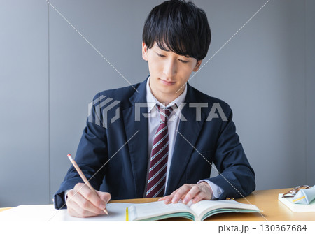 勉強する男子高校生 130367684