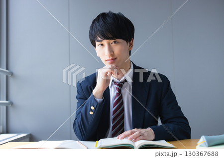 勉強する男子高校生 130367688