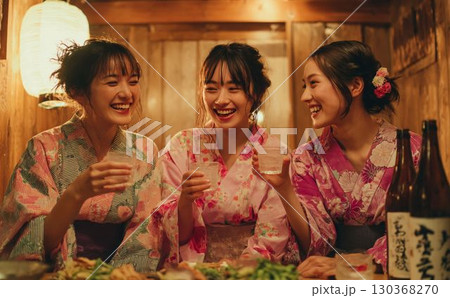 日本酒のある女子会 実写風イラスト 001 130368270