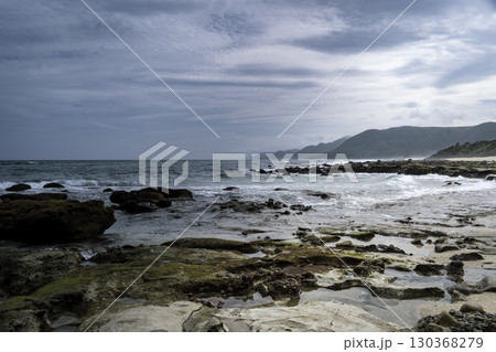 海岸から望む海 130368279