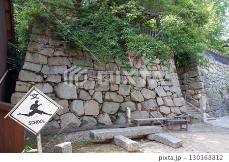 広島県 大崎下島 満舟寺の石垣と足長小学生 広島県 大崎下島 満舟寺の石垣と足長小学生 130368812