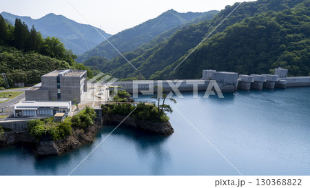八ッ場ダムの管理棟と関 130368822