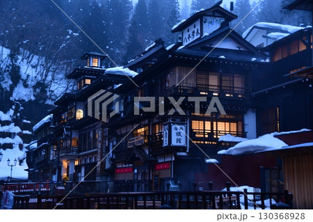 雪景色の夜の銀山温泉 130368928
