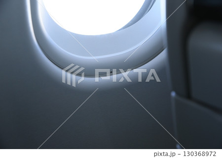 窓 飛行機 航空機 130368972