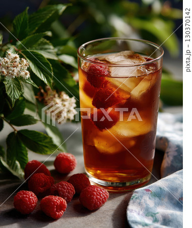 Chilled raspberry iced tea served with crushed...のイラスト素材 [130370142 ...