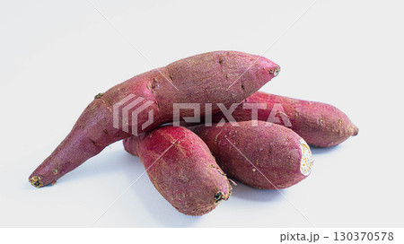 白背景に並んだ紅はるか(さつまいも) 白背景に並んだ紅はるか(さつまいも) 130370578